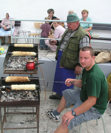 Tradiční němčičská specialita trdelníky, nebo-li trdla, opékané přímo na ohni.