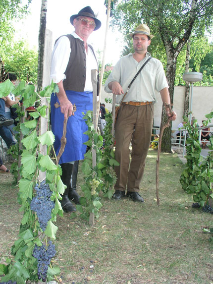 V pásmu zarážení hory se na druhém vinařském dnu v Němčičkách představili v roli hotařů, nebo-li hlídačů vinic, Václav Komárek (vlevo) a Jan Hádlík.